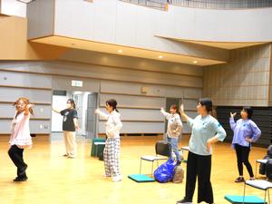 講師の先生とダンスを楽しむママ達の様子