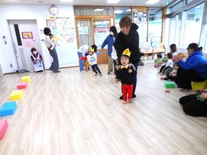 11月生まれのお友だちがママと入場している様子