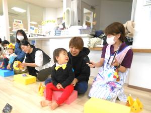 蝶ネクタイをしてきてくれた誕生児の男の子をインタビューしている様子