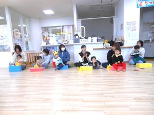 誕生児のみんなに「ハッピーバースデートゥユー」の歌をうたっているときの様子