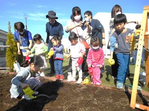 ぞうさんじょうろで水やりをしている子ども達の様子