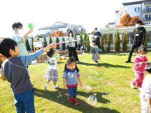 みんなでしゃぼん玉を楽しんでいる様子