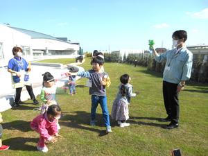 しゃぼん玉を追いかける子ども達の様子
