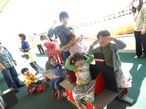 球根植えを終えてテラスでポーズをとる子ども達の写真