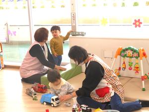 保育ボランティアさんによる参加者のお子さんの託児の様子