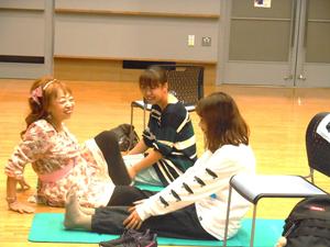 ストレッチをしながら講師の先生と雑談を楽しんでいる様子