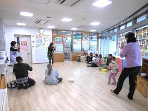 みんなで『からだダンダン』の体操を踊っている様子