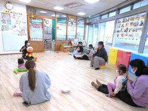 みんなでふれあい遊び『バスにのって』を楽しむ様子
