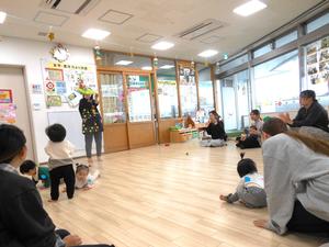 仕掛け絵本「しあわせならてをたたこう」の最後、動物たちが飛び出すページの様子