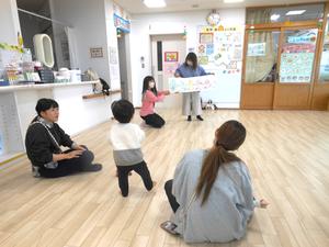 「先輩ママと外国語で遊ぼう」で、『おおきなかぶ』の読み聞かせをしている様子