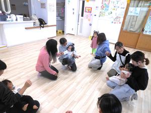 「先輩ママと外国語で遊ぼう」で外国語で手遊びをしている様子