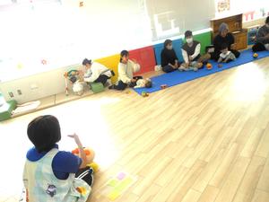 保育士の指導の下、歌に合わせてふれあい遊びを楽しむ様子