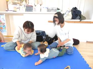うつ伏せで向き合う2人の赤ちゃんとママ達の様子