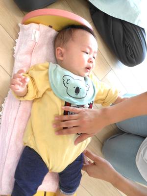 身長を図る赤ちゃんの様子