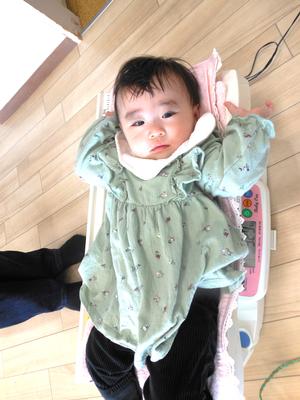 体重を測定している赤ちゃんの様子