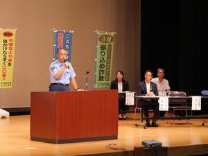 壇上で挨拶する吉川警察署長