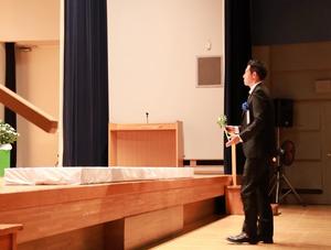 献花台に向かう市長