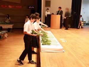 献花をする生徒ら