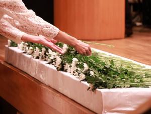 出席者が献花をする様子