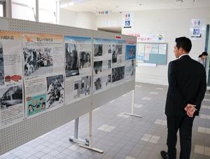 平和写真展を見る市長