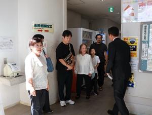 参加者の皆さんと話をする市長