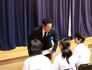 参加した生徒さんと話をする市長
