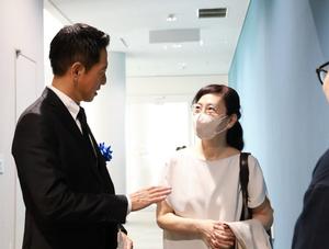 参加された方と話をする市長