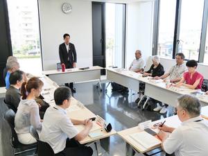 会議の冒頭挨拶する市長