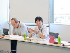 意見を述べる委員