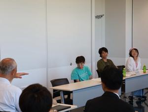 説明する事務局職員