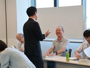 会議終了後に委員と話をする市長