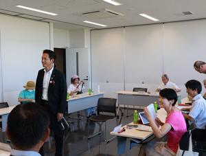 会議終了後に委員と話をする市長