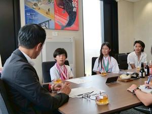 岡田亜衣子さんと純一郎くんと話をする市長