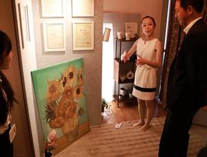 店内で説明を受ける市長