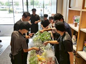 野菜を選ぶ市長