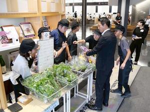 野菜を選ぶ市長