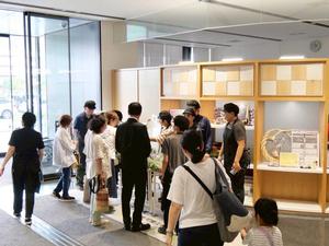 多くのお客さんが並んだ売り場の様子