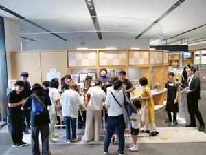 多くのお客さんが並んだ売り場の様子