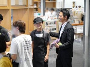 販売員を激励する市長