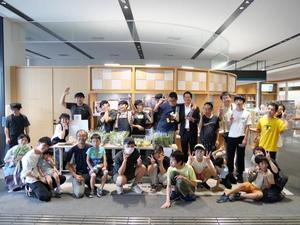 販売ブースの前であおいはるのみんなと市長との記念撮影