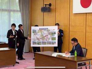 説明する松伏町高野町長