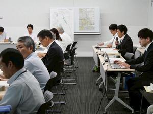 説明する事務局職員