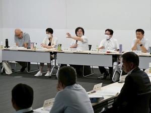 会議進行する吉田会長