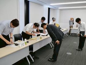 会議後に出席委員にお礼を伝える市長