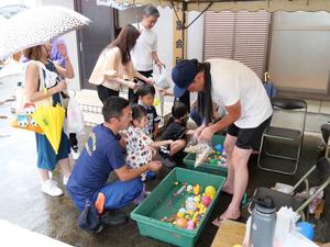 小さい子がヨーヨー釣りをする様子