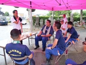 地域の消防団の皆さんと歓談する市長