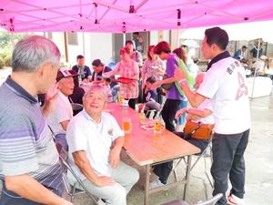 地域の方々と歓談する市長