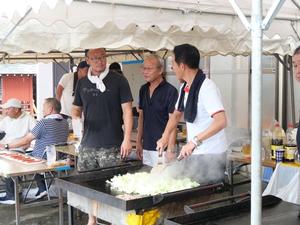 焼きそばを作る市長