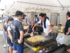 焼きそばを作る市長