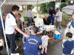 地域の方々と歓談する市長
